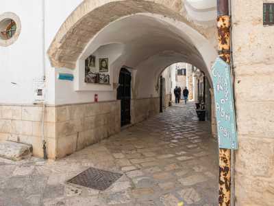 ...da un lunghissimo arco con edicola votiva dedicata a San Rocco